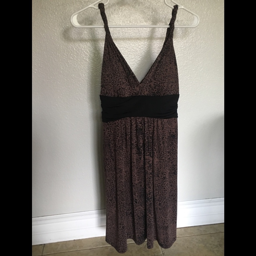 Cute leopard print, mid lower thigh dress.